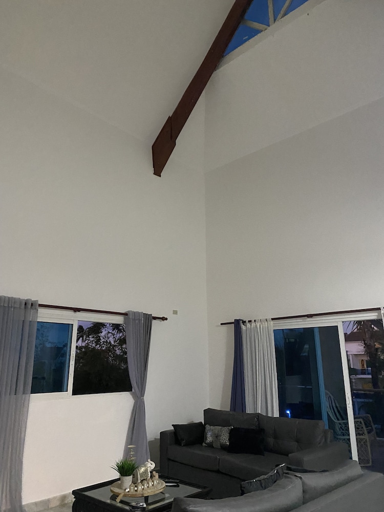 2 Minutes Walk to Beach Huge 3 bdrm Condo with Pool