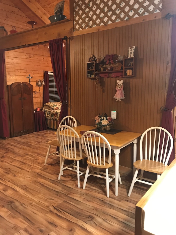 A Peace of Heaven Cabins view 4