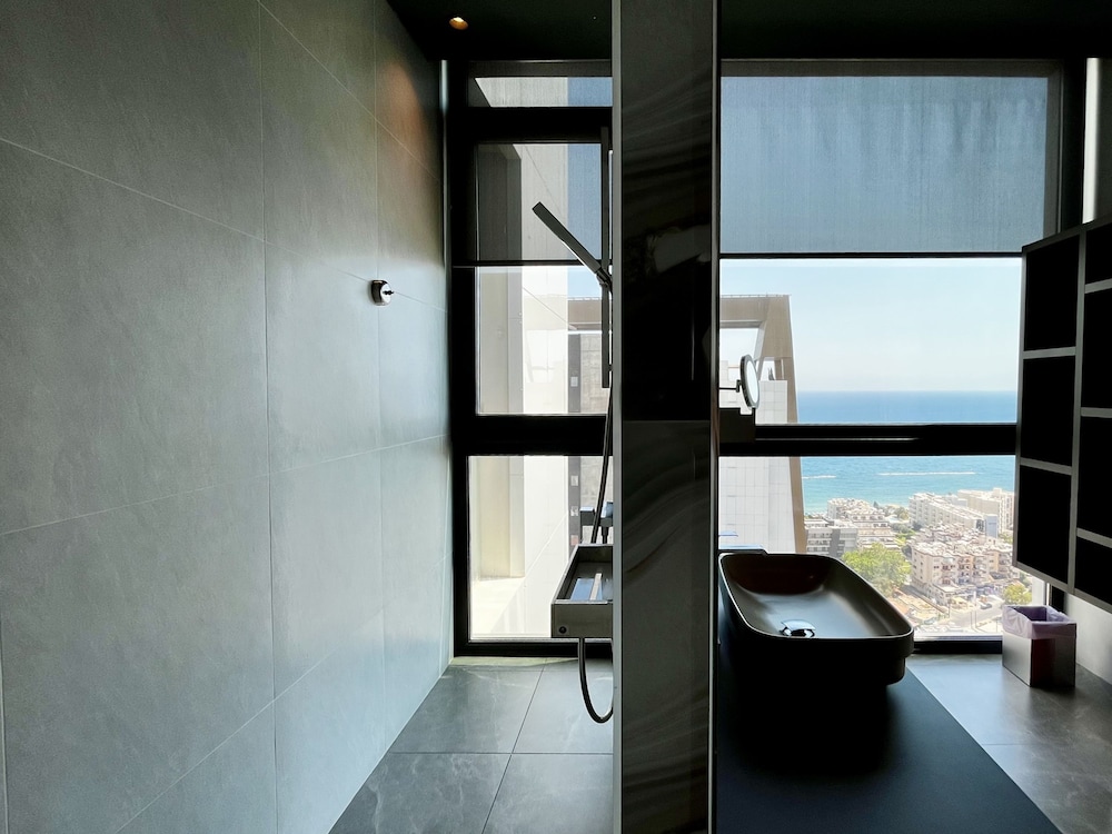 128 LIM - 2002 Stay Only Tower Suite