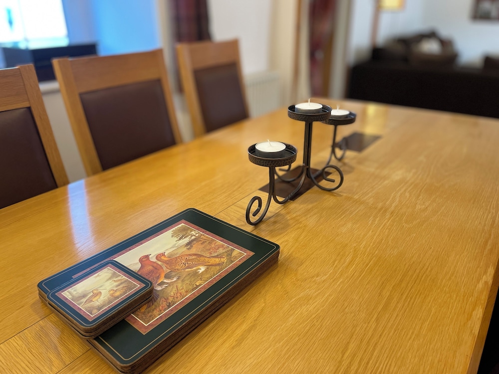 Traditional Highland Cottage Near Loch Ness-sleeps 6