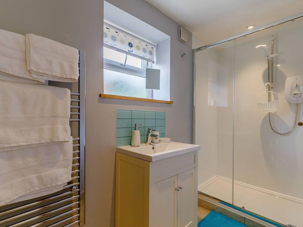 Knutsford Vacations - Charming 2-bed Cottage, Beautiful Views, Knutsford - Property Image 15