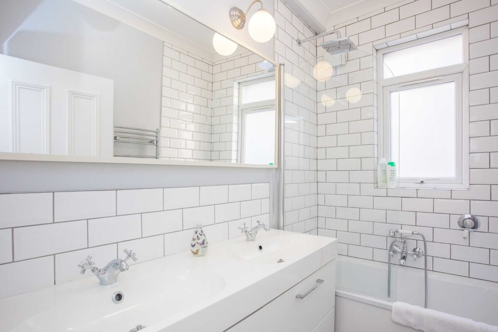 Stylish & Modern 3 Bed Flat in NW London With Garden