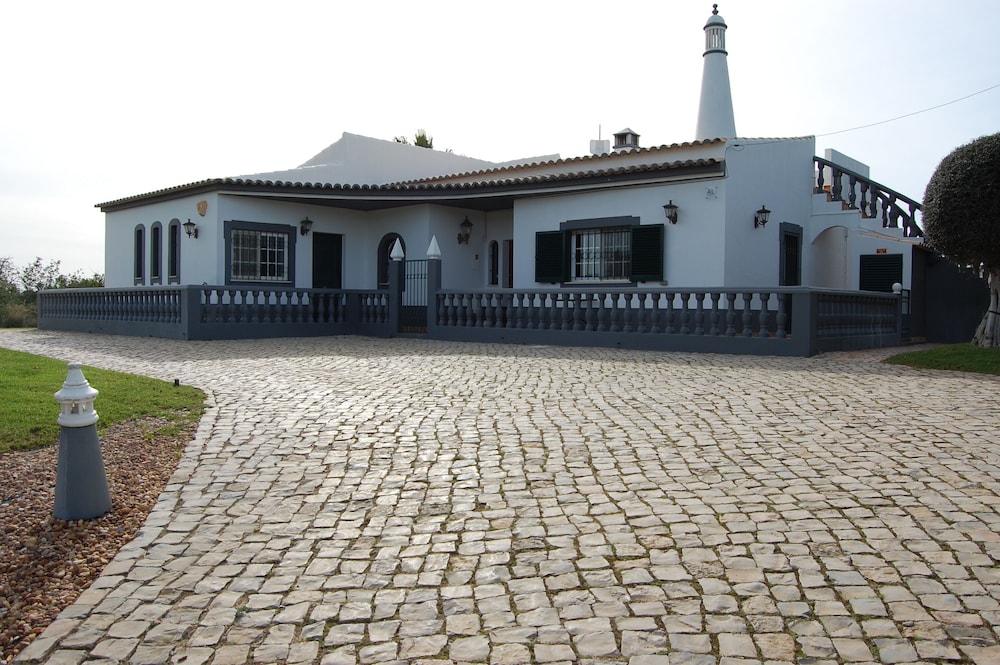 Charming 3-bedroom Villa With Wifi and Central Heating in Beautiful Santa Bárbar
