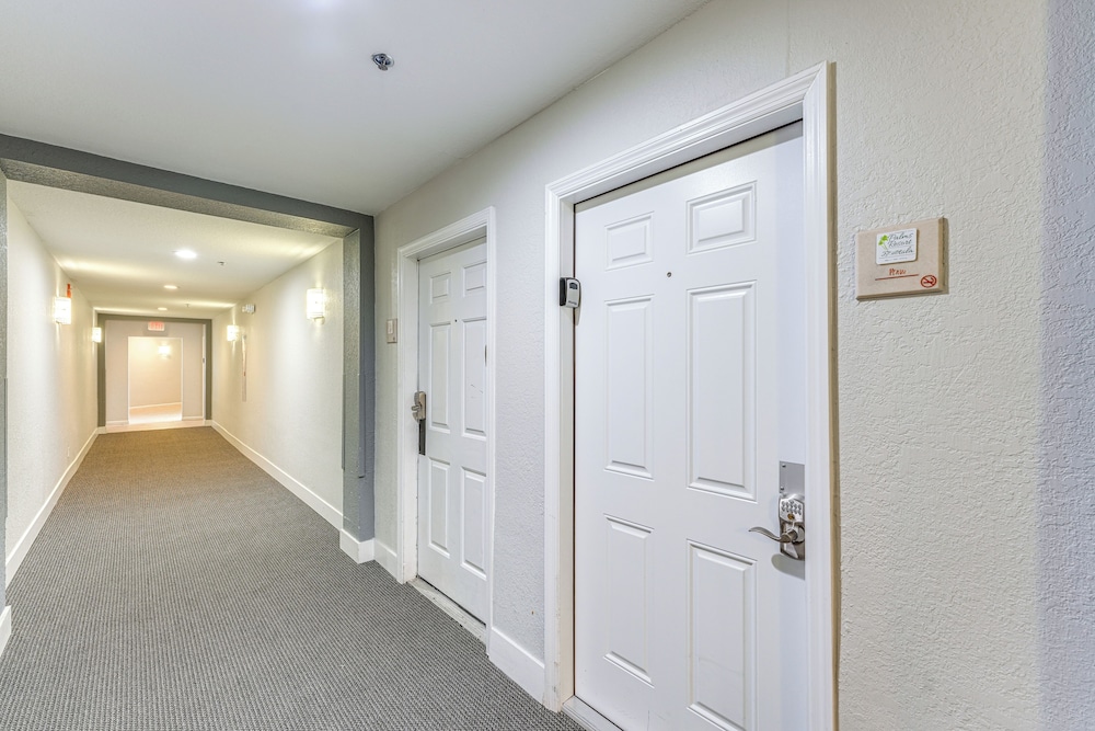 2 Mi to Disney & Old Town: Resort Condo w/ Perks