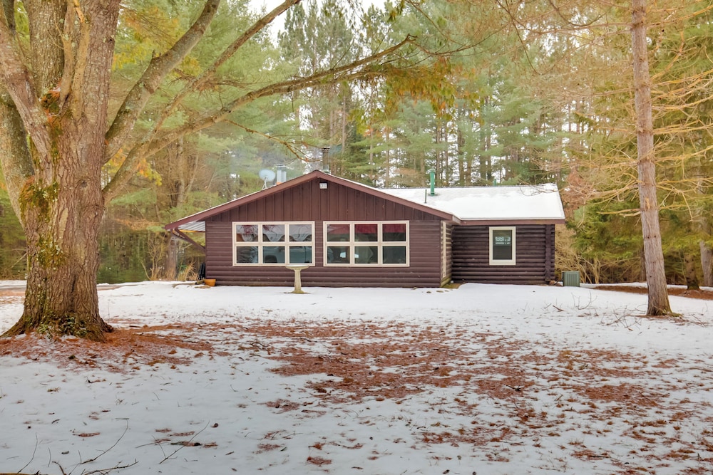 Family Gem Near the Chain of Lakes in Eagle River!