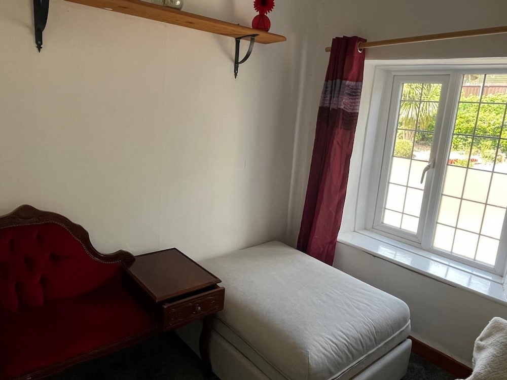 Peaceful Riverside Cottage in Machen, Caerphilly view 3