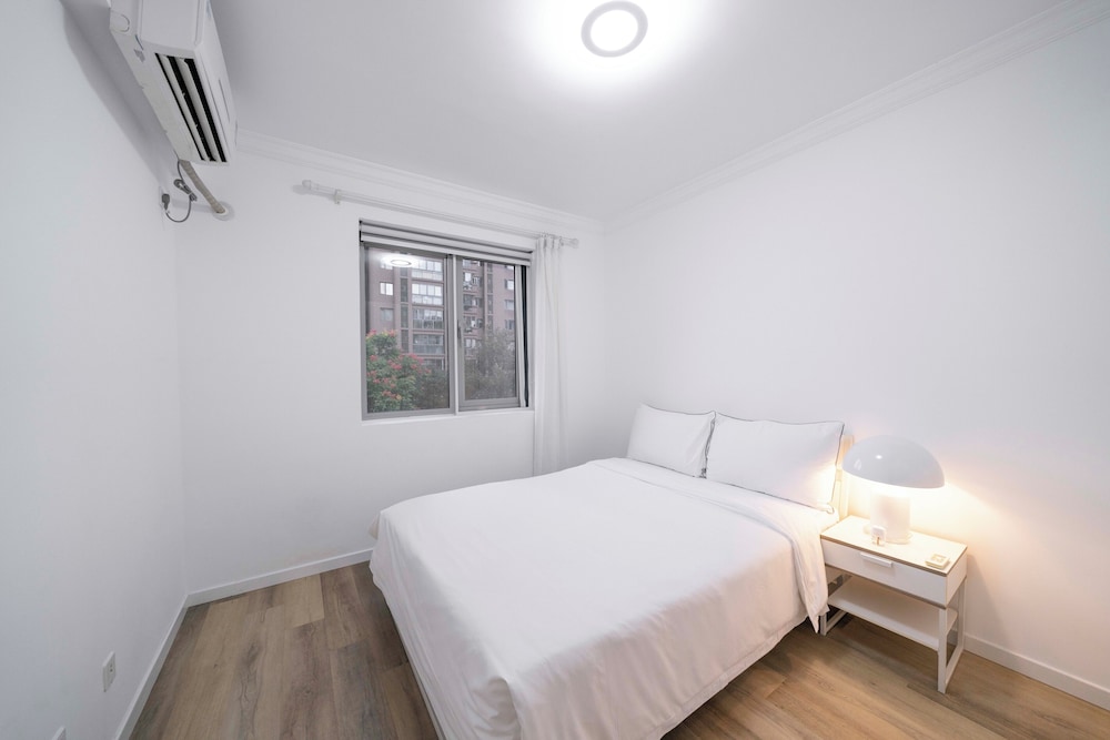 Tyms Elegant 4BR 2BA APT Changning