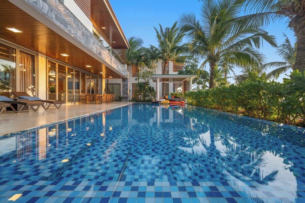 8BR Beachfront Eden: Luxury Events & Getaways