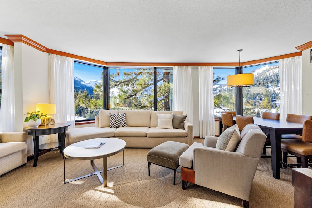 Condo w/ Fireplace & Community Perks
