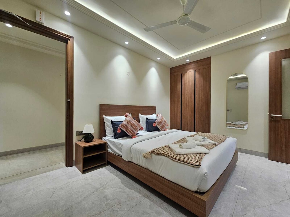 Hotel Dwellr