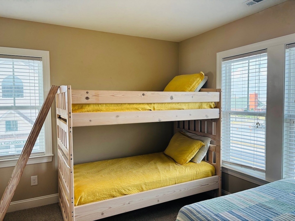 1 Fine Day 4 Bedroom Home by RedAwning