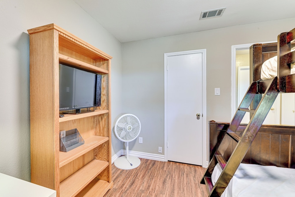 Pet-friendly Family Home 3 Mi to Lake Lewisville
