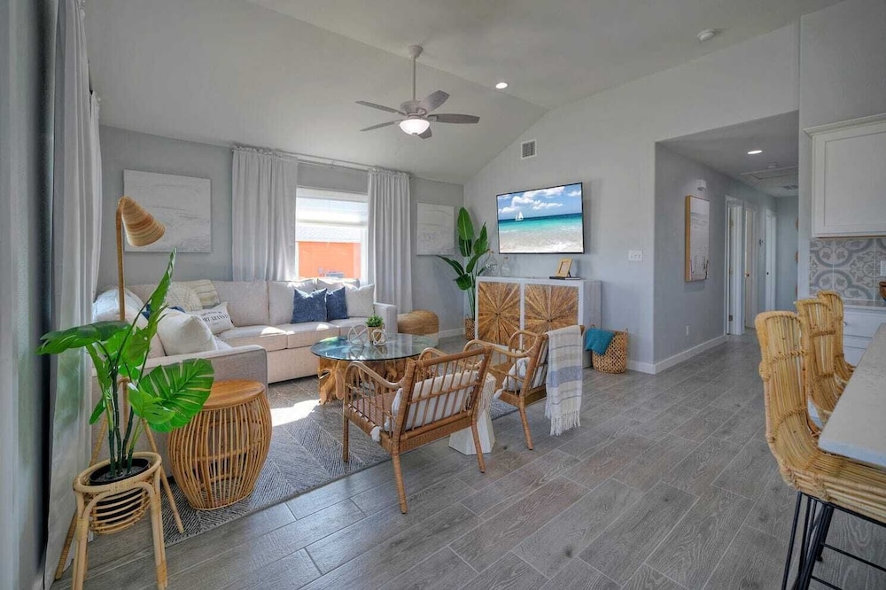 Sleeps 24 2 Homes, Priv Pool, Swing Bar, Patio Lounge Near Nature Preserve