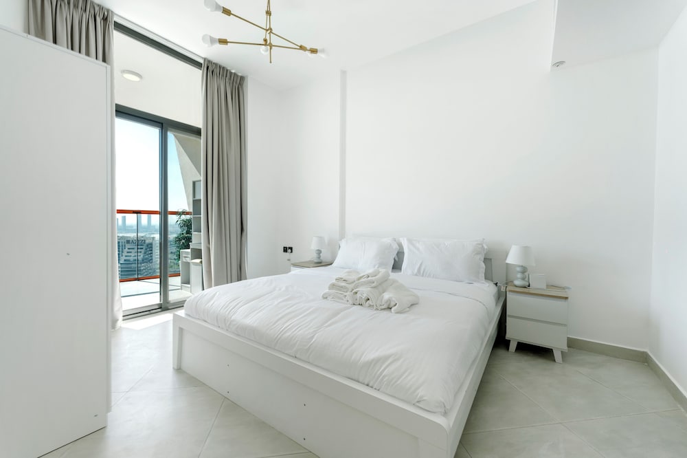 Modern 1BR with Pool and Gym Al Jaddaf