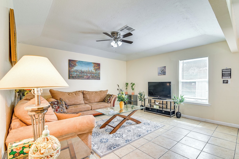2 Mi to Chinatown: Pet-friendly Houston Home