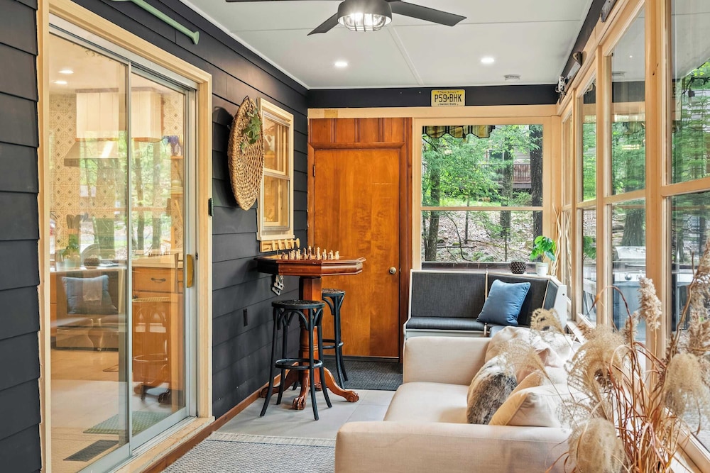 The Horseshoe Hideaway Lake Harmony Cabin w/ Hot Tub & Game Porch