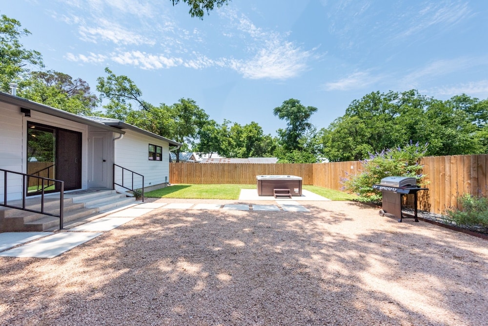Zander Haus 3 Bedroom Home by RedAwning