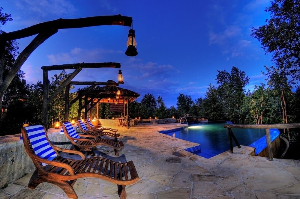 Pugdundee Safaris - Kanha Earth Lodge