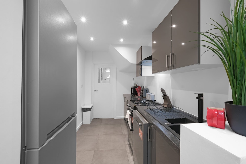 Spacious 5BR 3BA Serviced Hse in Croydon