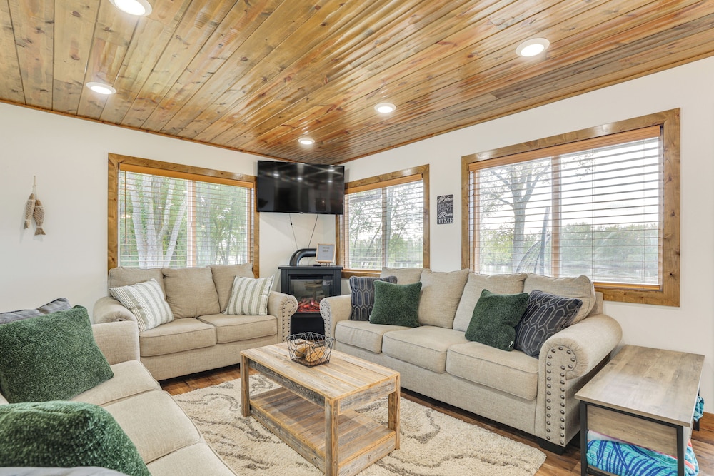 Riverfront Home w/ Private Dock in Wisconsin Dells