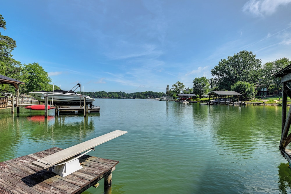 Launch & Dock: Lake Norman Retreat w/ Scenic Deck