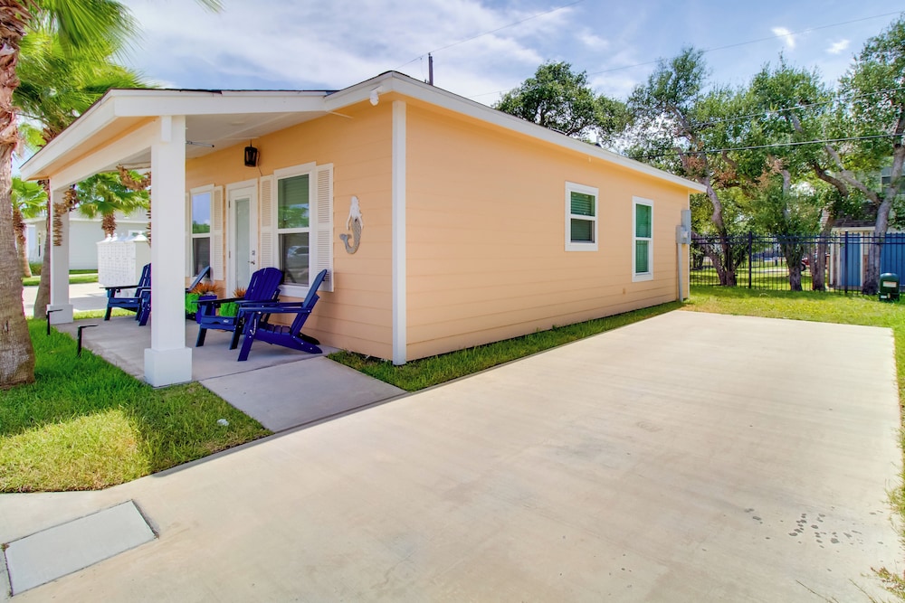 4 Mi to Rockport Beach Park: Home w/ Resort Perks