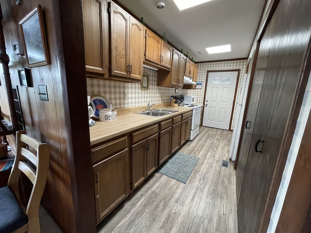 Will's Hideaway 3 Bedroom Cottage by RedAwning