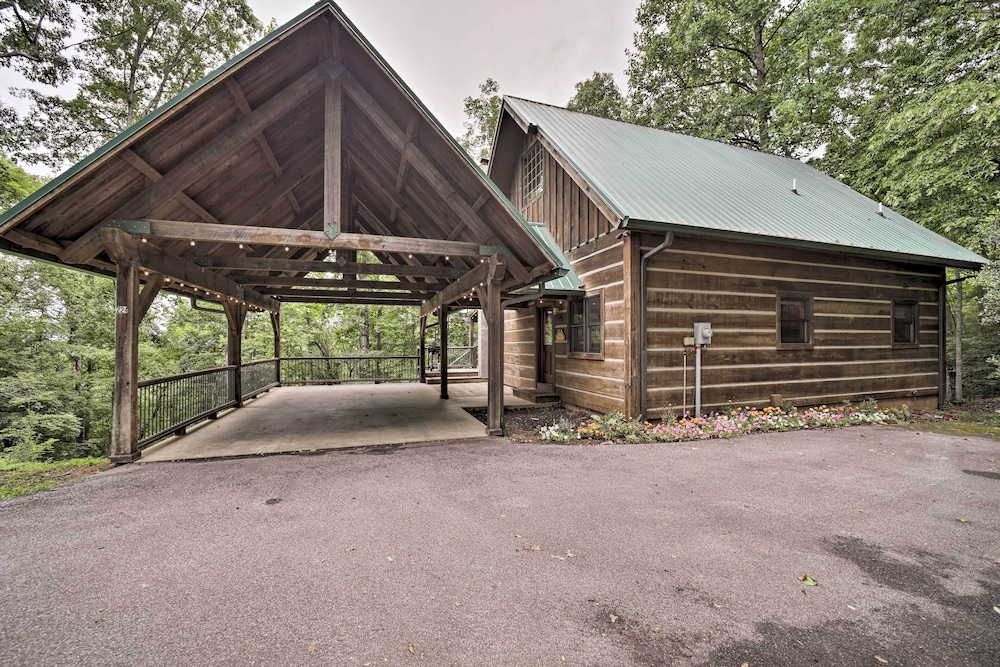 Franklin Cabin Surrounded by Smoky Mountains!