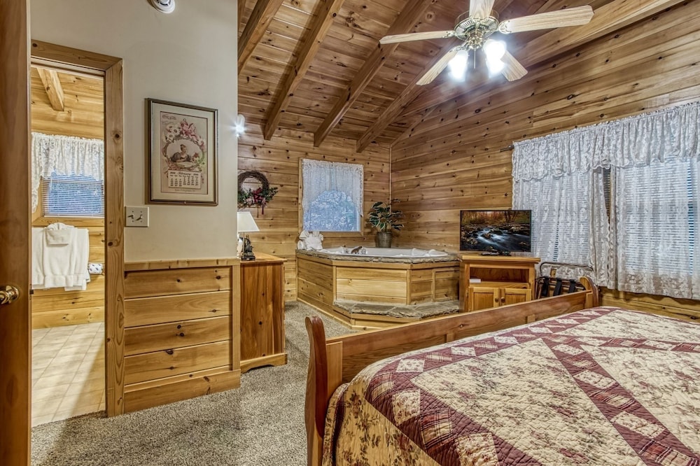 Er312- Bear Mountain Memories- Great Location- Close To Town 6 Bedroom Cabin by RedAwning view 5