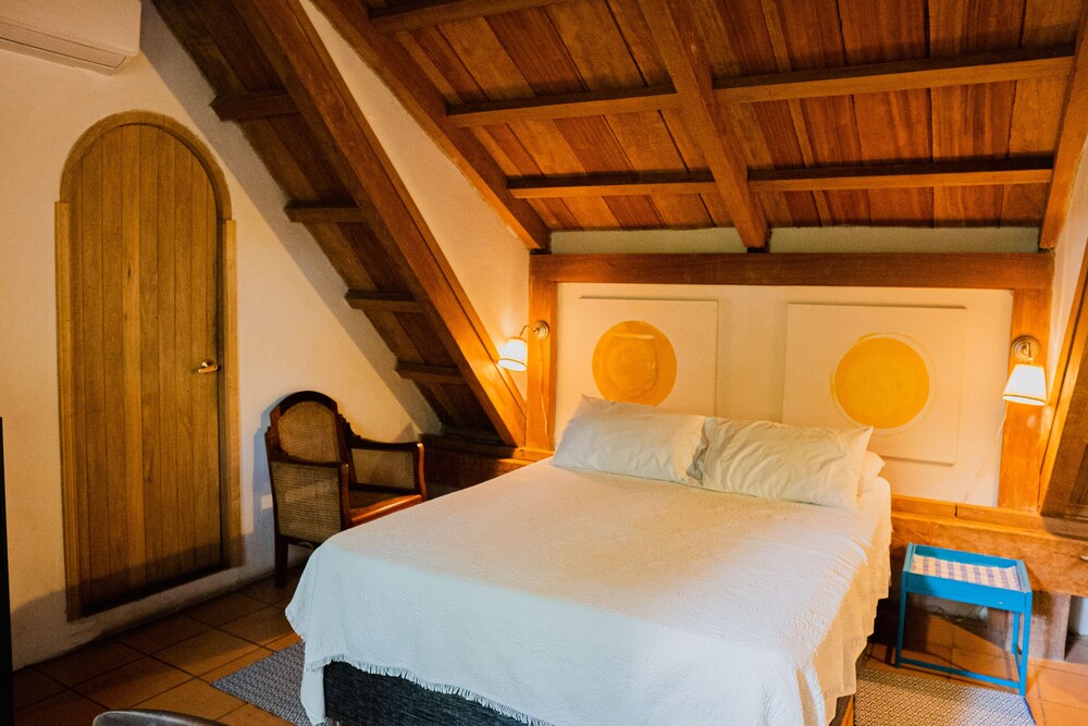 Room in Guest Room - Hrc-7s Hotel Room Near the Historic Center With Pool and Breakfast