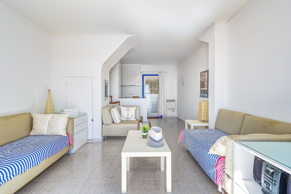Townhouse in Roses Near Platja de Canyelles