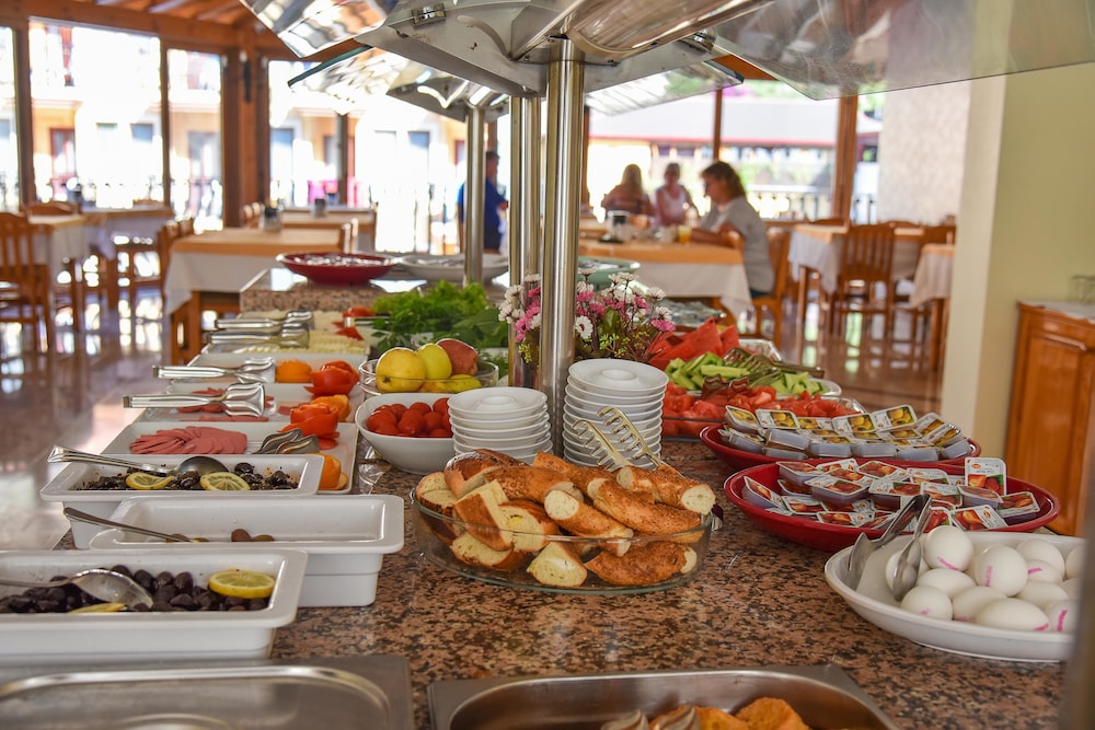 Belcehan Beach Hotel - Image 35