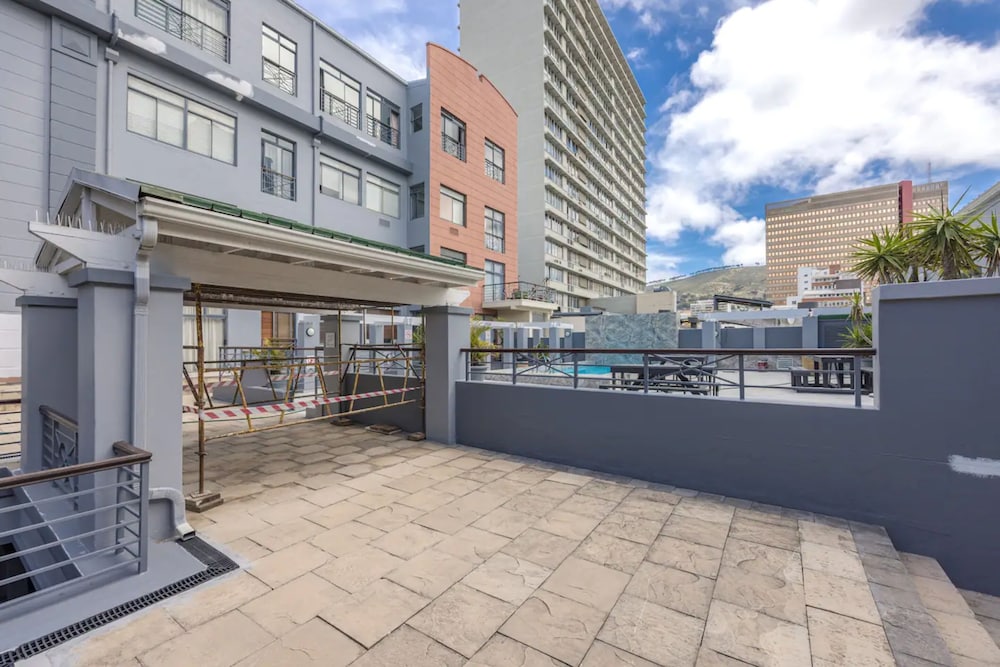 Bright 2 Bedroom Apartment in the Heart of Town view 2