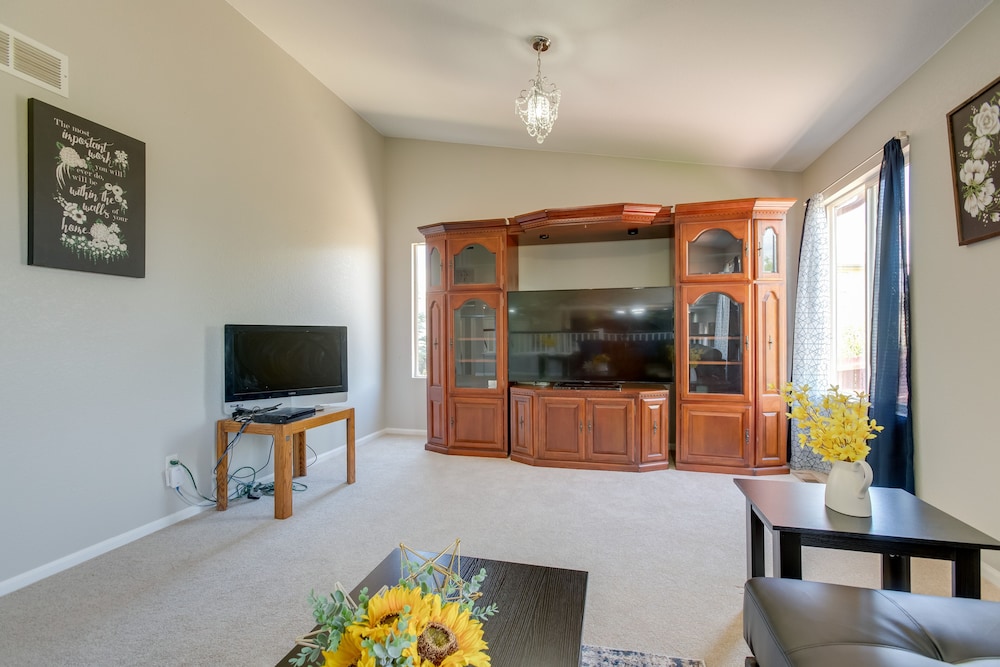 Spacious Aurora Home: 20 Mi to Downtown Denver!