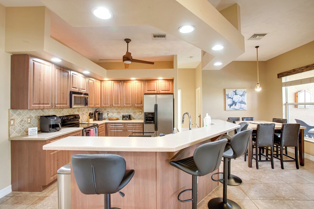 9 Mi to Downtown Fort Myers: Home w/ Lanai + Grill
