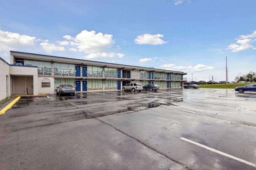 Relax inn by OYO Greeneville Near Hwy US-321