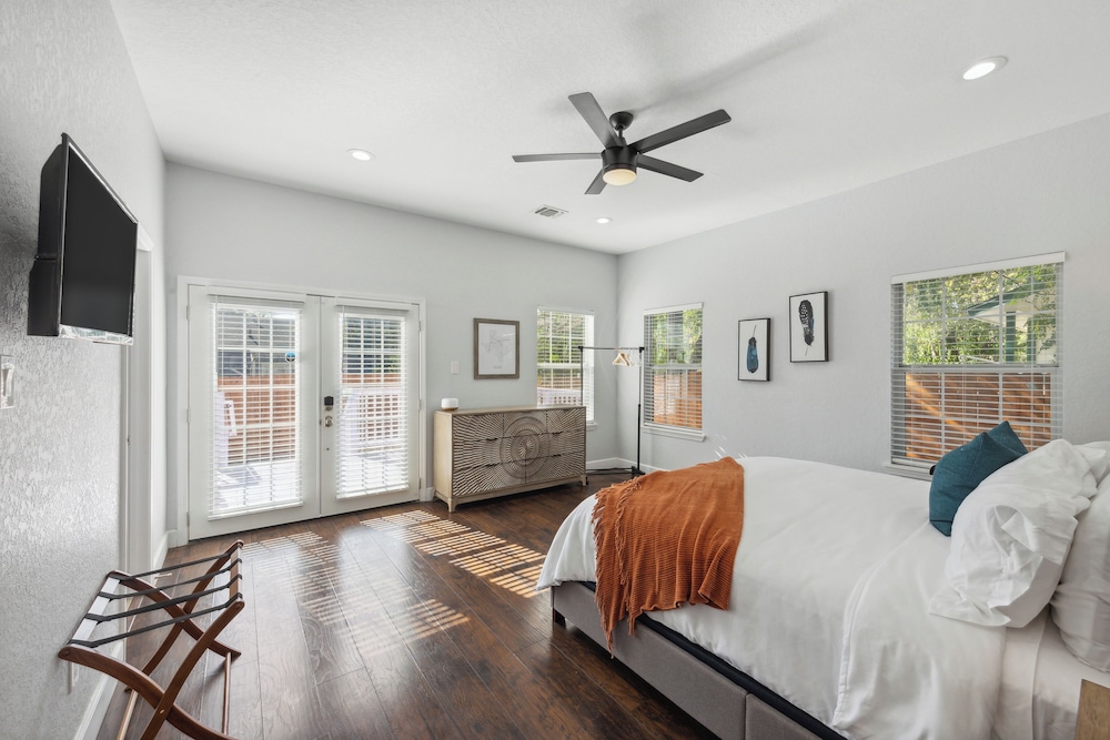 Walk to Alamodome! Stylish Home w/ Private Parking