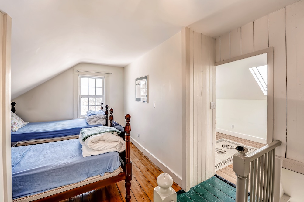 Ipswich Cottage: Beautiful Views, 5 Mins to Beach