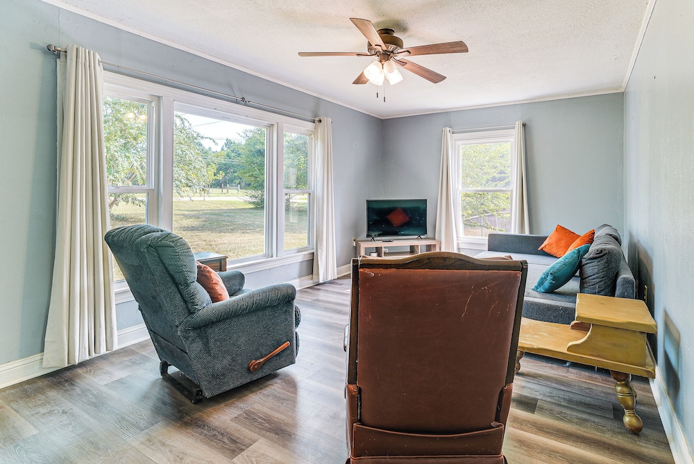 Screened Patio + Fire Pit: Peaceful Marshall Home