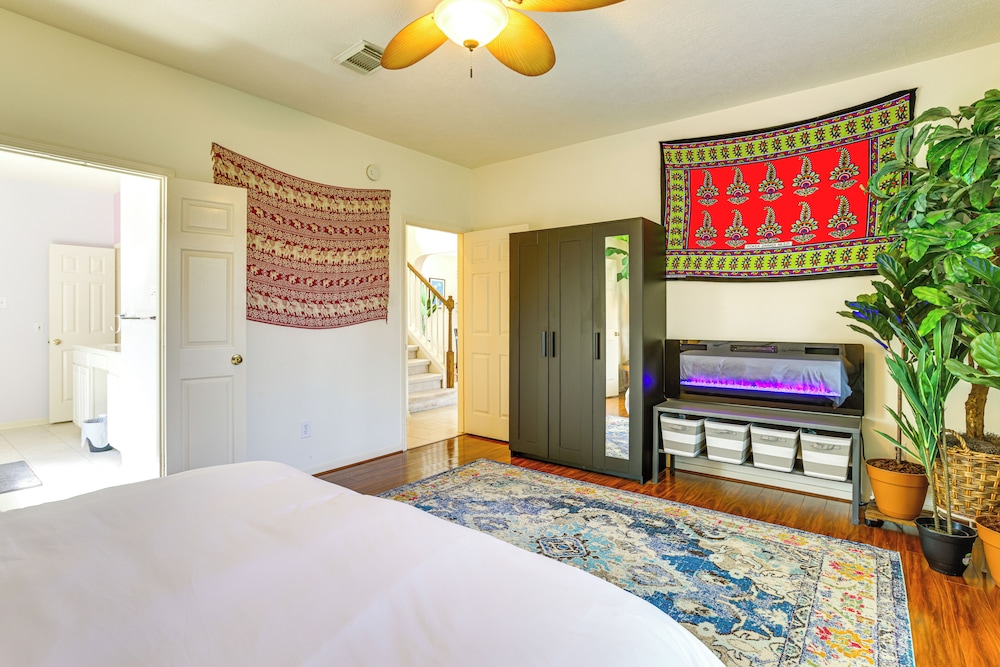 4 Mi to Old Town Spring: Family Retreat w/ Yard!