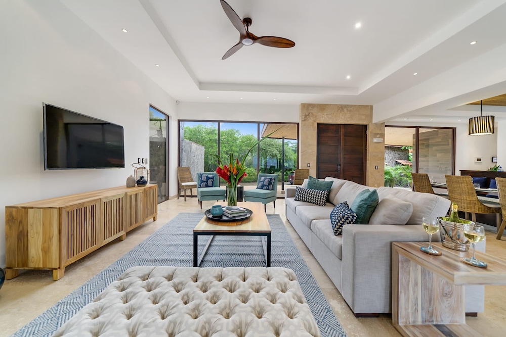 Beachfront Villa - Sunsets and Daily Maid Service