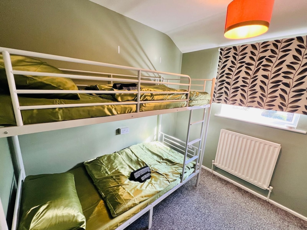 Modern Comfortable Two Bedrooms House DL5 With Garden Parking and Free Wifi
