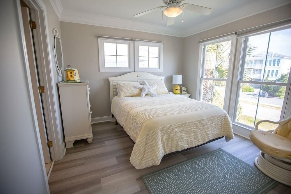 Paw-paw's Place 6 Bedroom Home by RedAwning