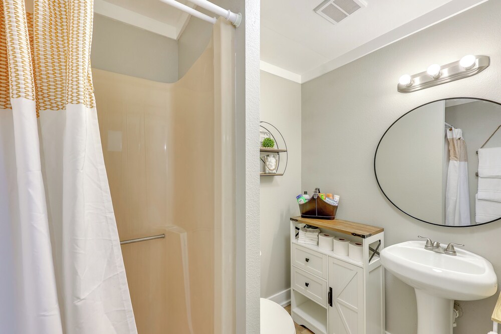 Pet-friendly Studio w/ Yard & Fire Pit in Vilonia!