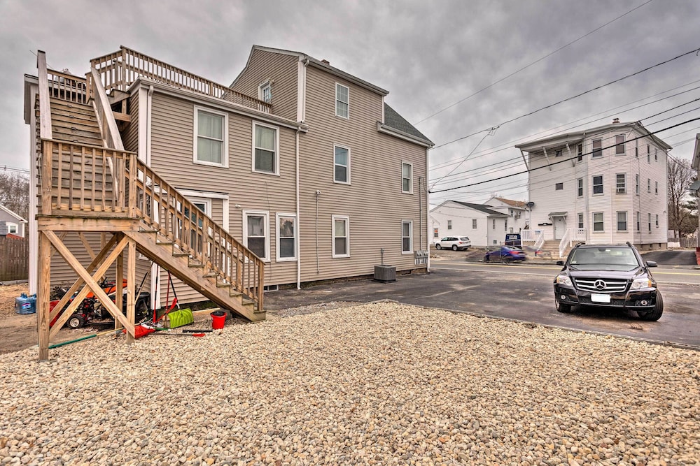 Cozy Third-story Apartment in Dtwn Brockton!