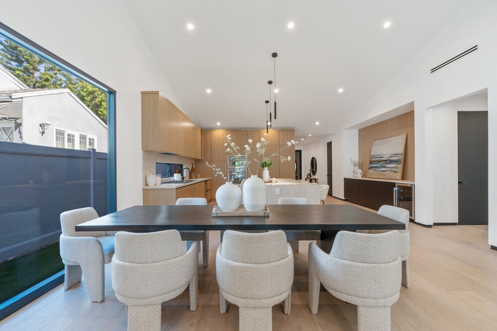 Noble Modern - Urban Sanctuary in Sherman Oaks With Poolside and Patio
