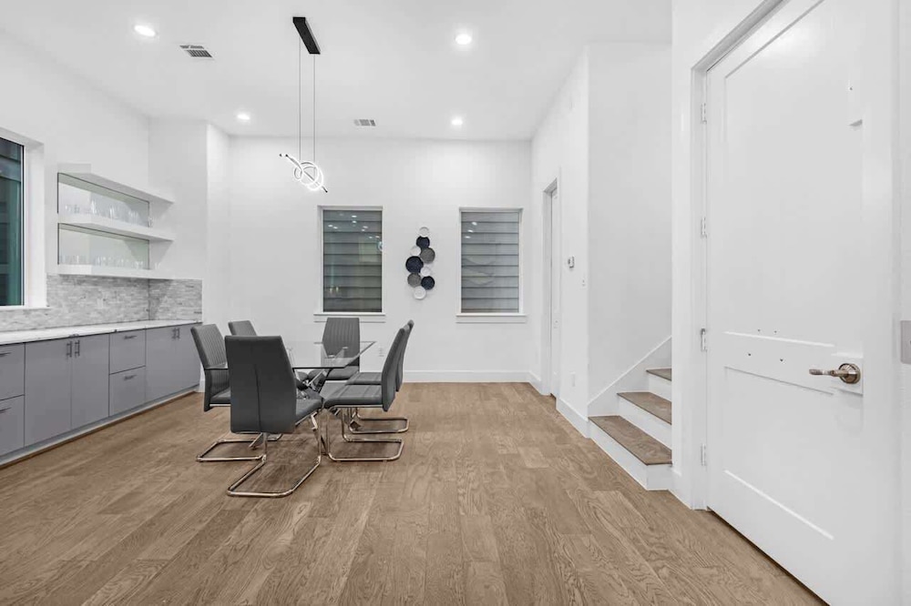 Houston 6 Bedroom Home