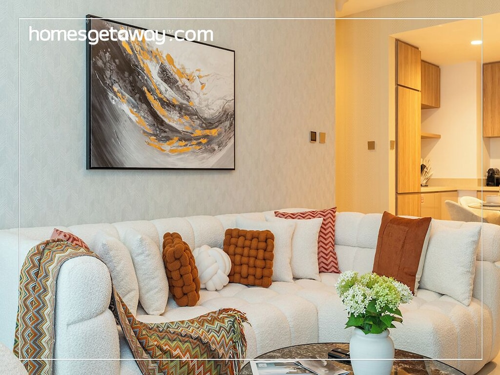 2BR Luxury with Stunning Lake View in Business Bay