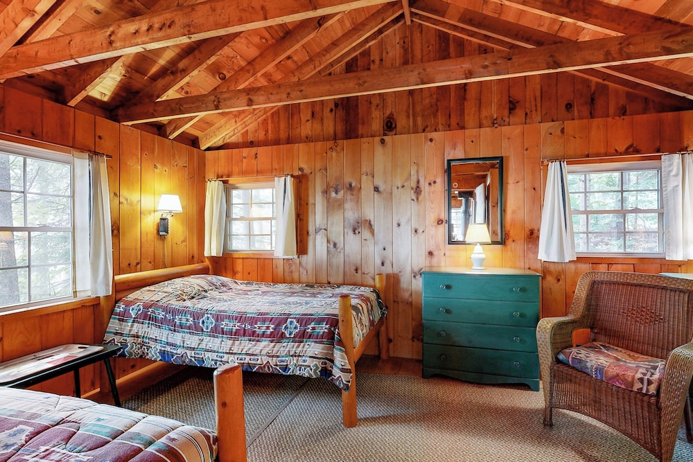 Cozy 1BR Cabin w/ Landscape Views