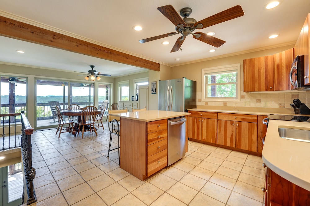 Eagle Rock Gem on Table Rock Lake w/ Decks & Grill view 4
